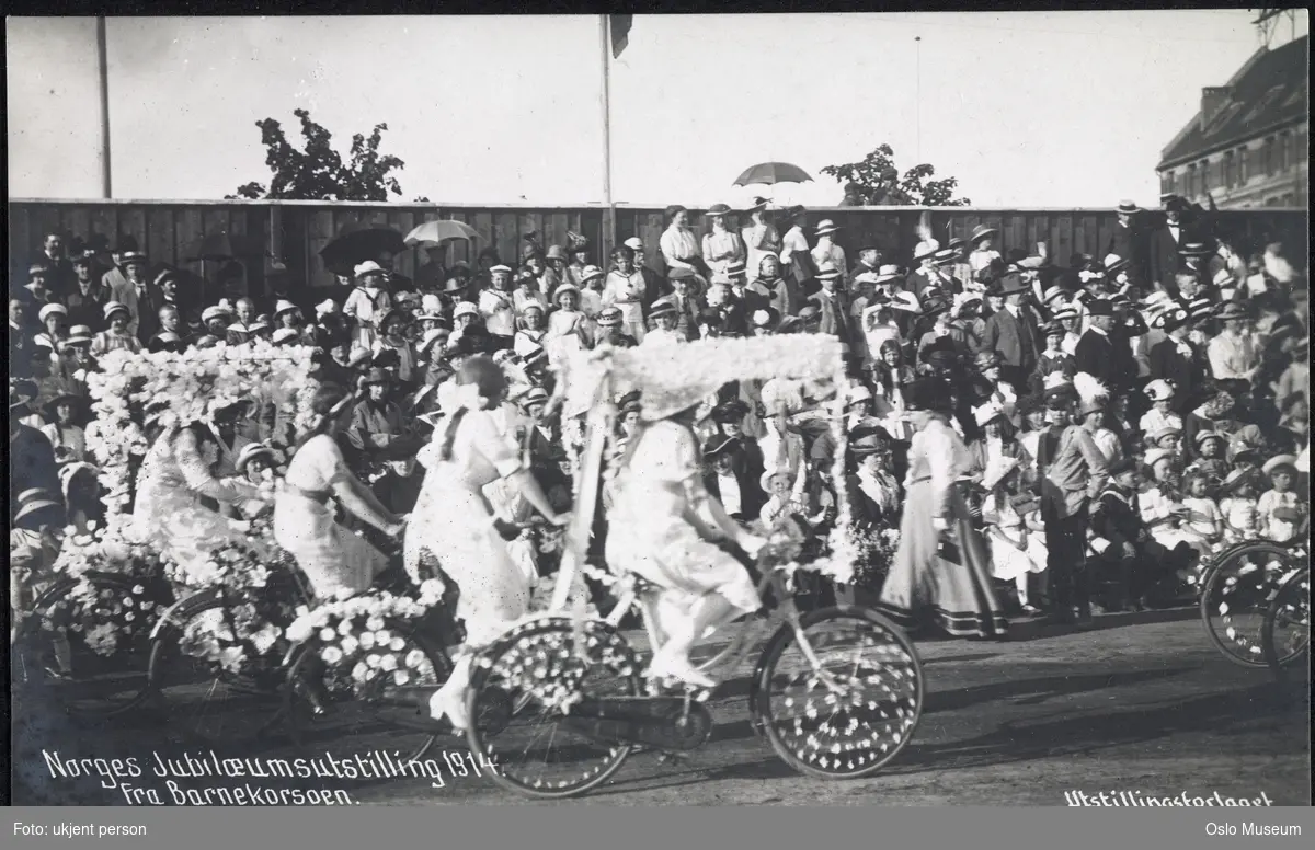 Jubileumsutstillingen 1914, opptog, kvinner, sykler, blomster, tribuner, publikum, barn