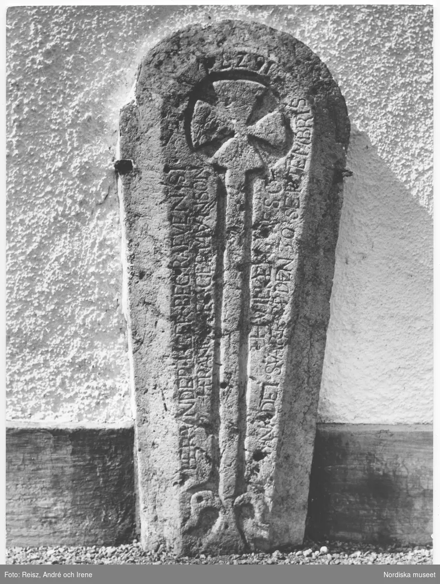 Västergötland. Gravsten av sandsten från 1100-talet i Åsle kyrkogård.