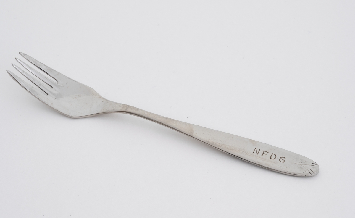 22 identiske gafler fra NFDS (Nordenfjeldske Dampskibsselskap). De er av rustfritt stål. Skaftet har enkel viftedekor øverst og bokstavene NFDS gravert inn. Skaftet er relativt smalt og tynt. Gaflene har fire relativt korte tinder. Dette er muligens kakegafler siden de er relativt små gafler.