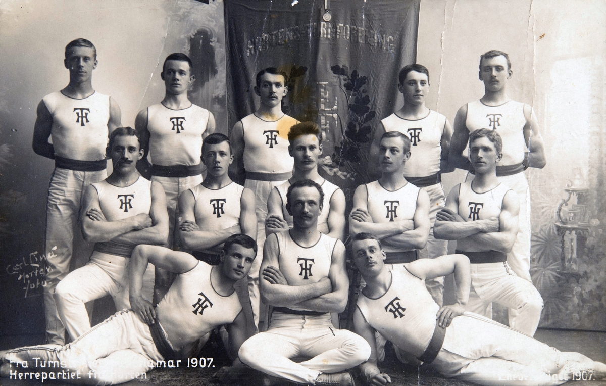 Postkort, Hamar, Det nasjonale turnstevnet på Hamar i 1907, stur gruppe 13 turnere fra Horten Turnforening, turndrakter, fane, Herreturnere,