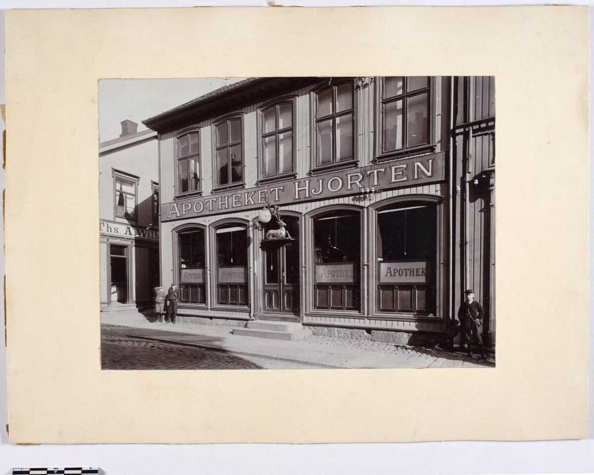 Apoteket Hjorten, Fredrikstad, eksteriør: fasade mot torget før brannen 1908, Storgaten 18.