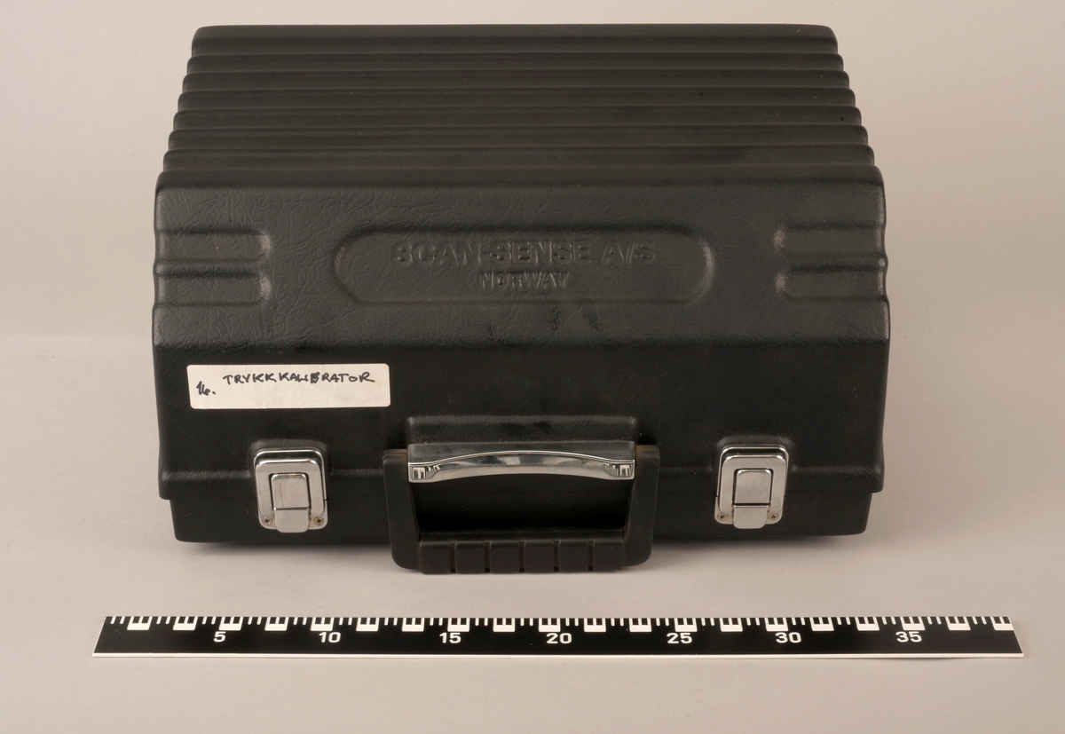 Apparatet ligger i original koffert med bruksanvisning og flere koblinger i messing. To fastnøkler følger med til koblingene. Bruksanvining på norsk og engelsk følger med.
