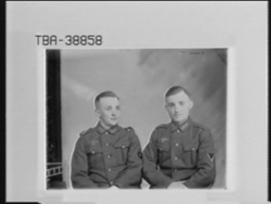 Portrett av to tyske soldater i uniform. Bestillers navn: Bl