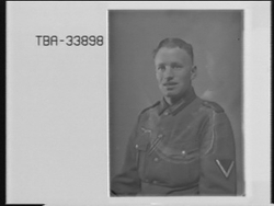 Portrett av tysk soldat i uniform (uten lue). Helmut Rupp.