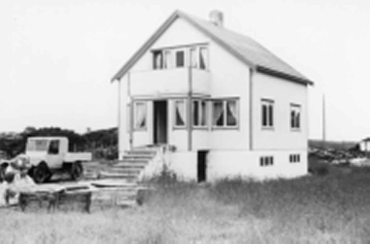 Bilde av Leif Wassæther sitt hus på Hestnes, 1957-58, bil oppstillt foran huset.