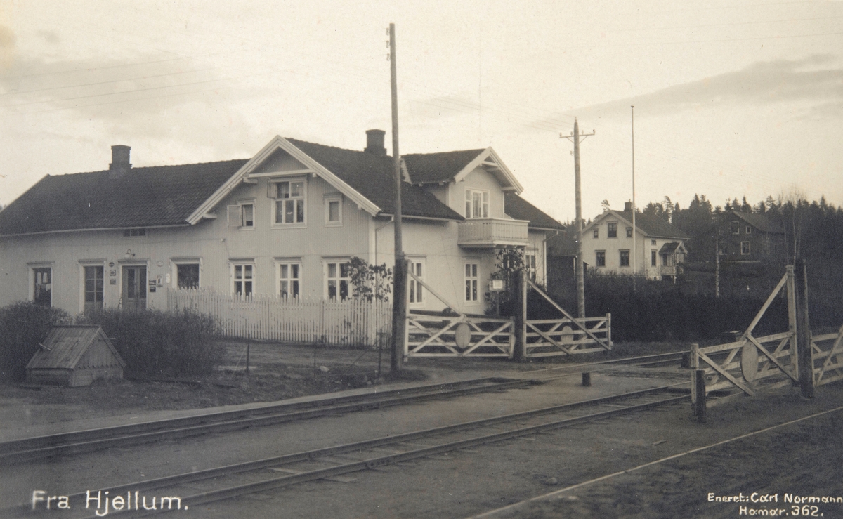 Postkort, Vang, Hjellum, kolonialbutikk ved planovergangen ved Hjellum stasjon,