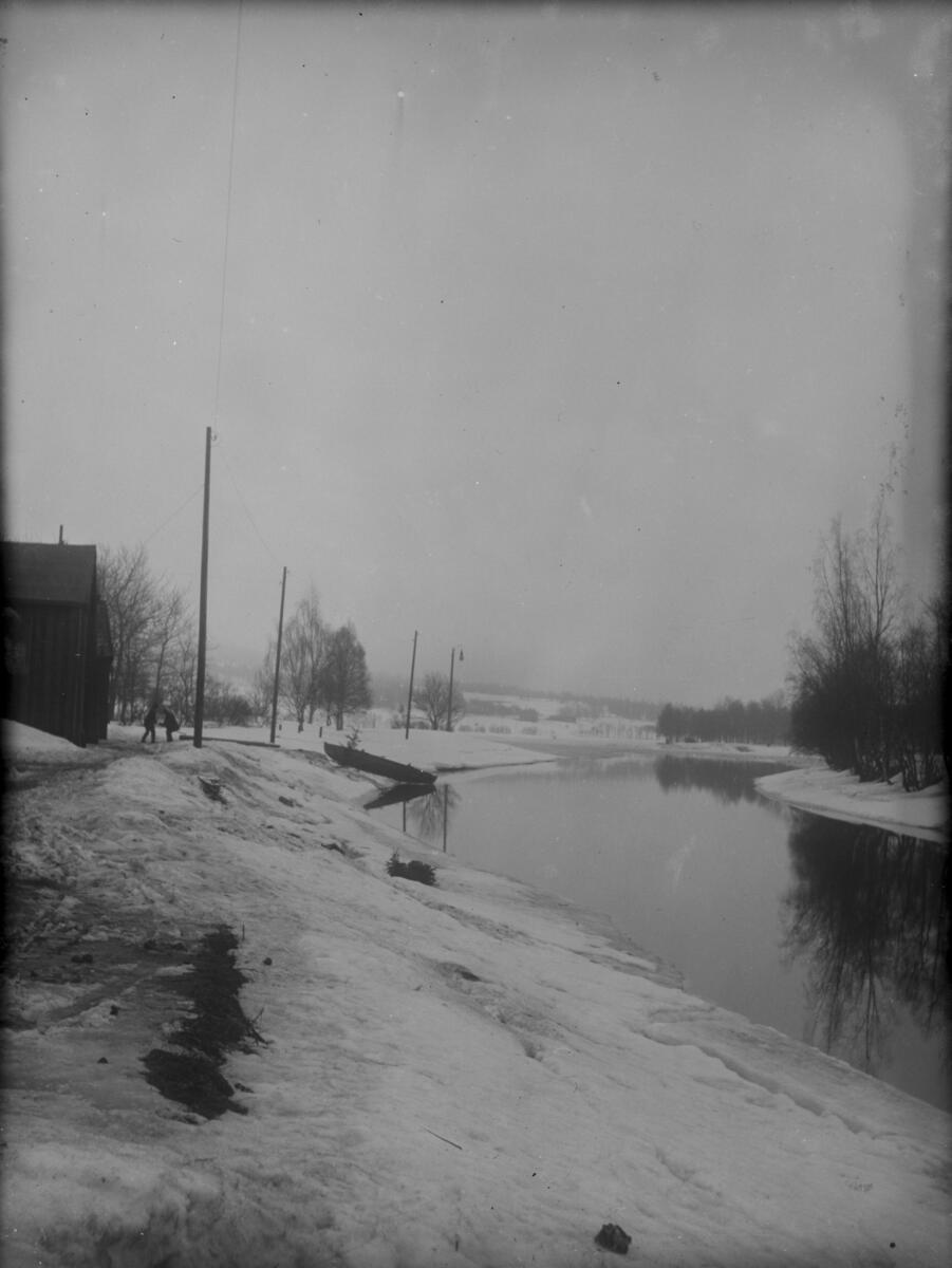 "Motiv I från kanalen i Hernösand. 1/25, f. 11. Mulet. 22/4 1916. Fotograf R. L. Agfa."