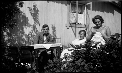 Chr. Wighammer, Bibbi og Helga i hagen