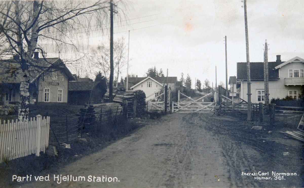 Postkort, Vang, Hjellum stasjon, stasjonsbygning, planovergang med grind,