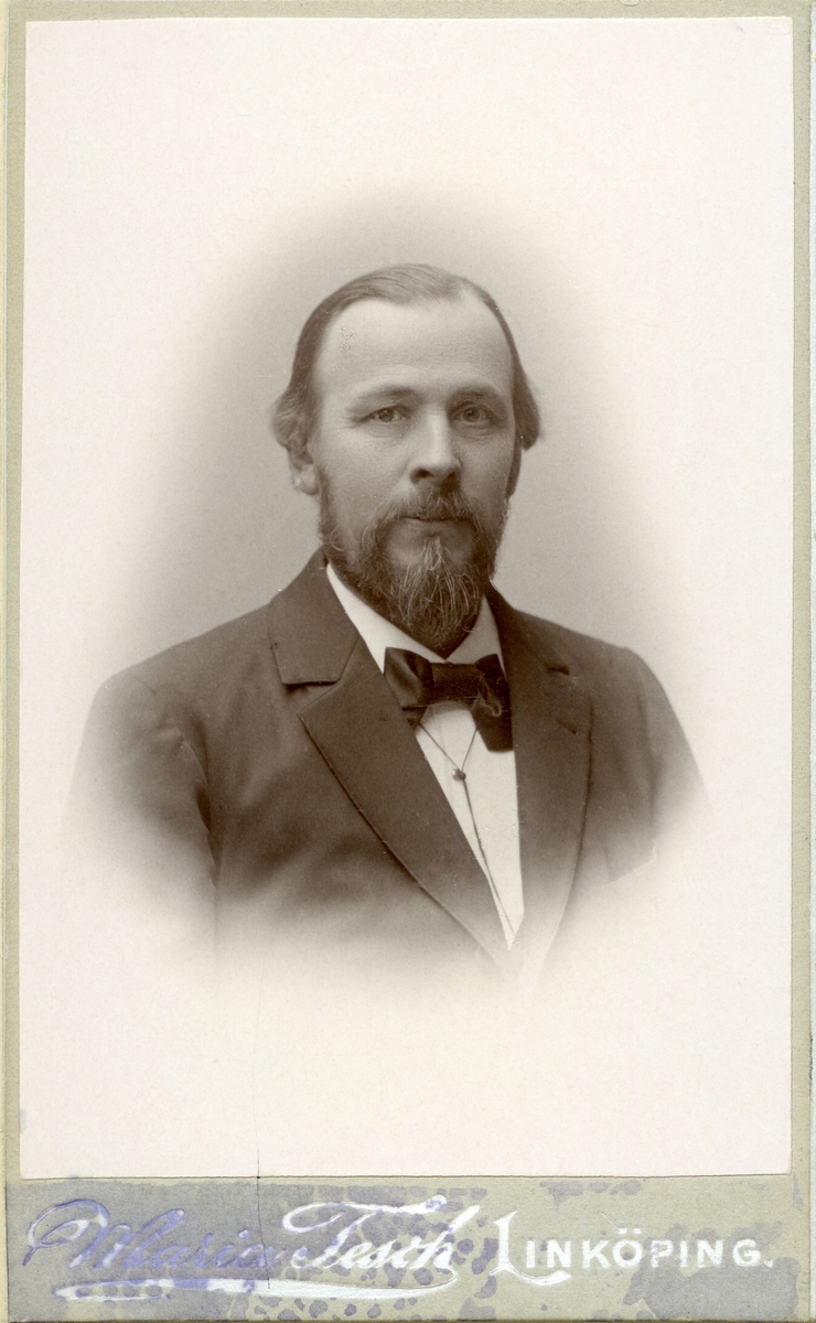 Johan Wilhelm Andersson, stadsvaktmästare i Linköping. Född den 9 februari 1846 i Ukna församling, Kalmar län. Död 23 februari 1912. Gift med Klara Hurtig, född 1842 i Törnevalla församling.