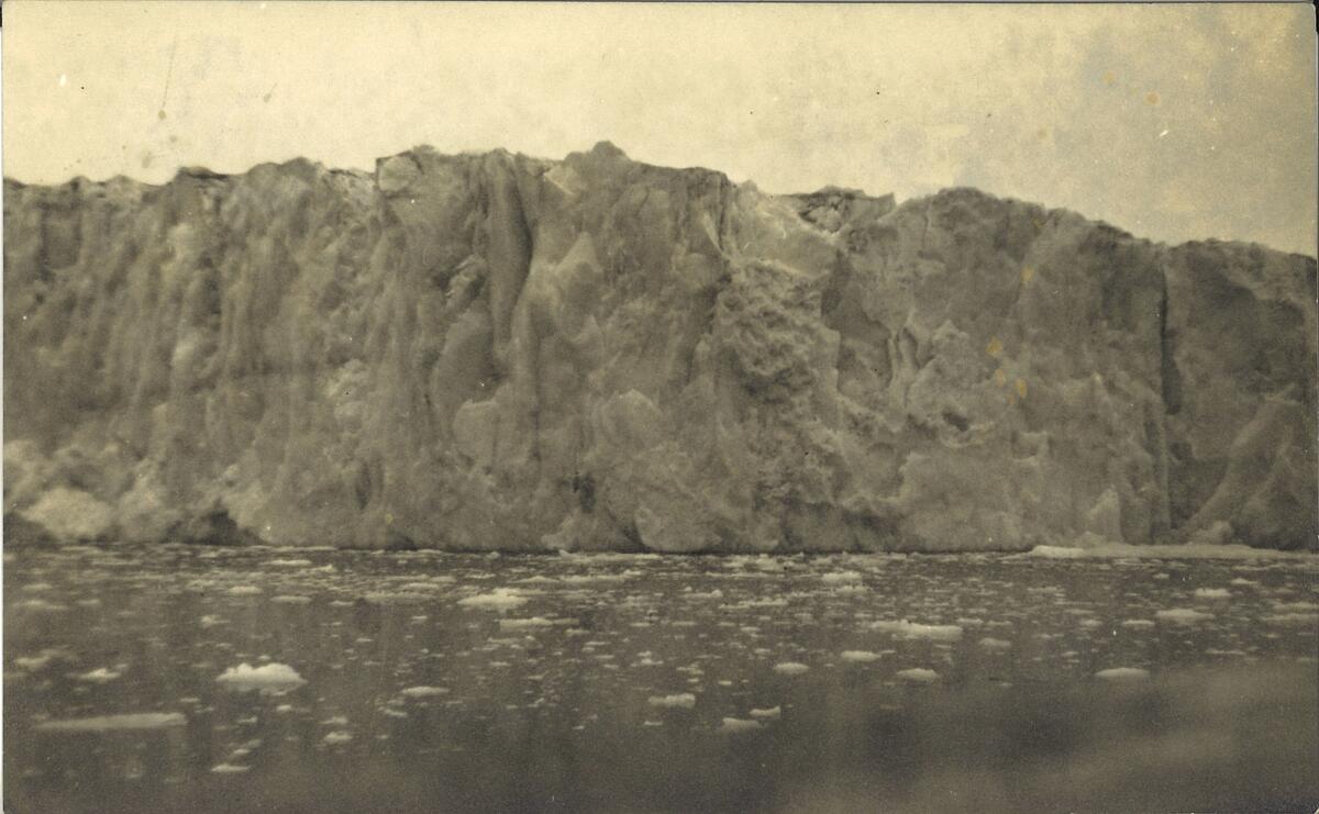 Bilder fra Antoni Nicolàs' (fra Barcelona, Catalonia, f. 1931, d. 2013) reise til Svalbard med turistbåten Lyngen i august 1957