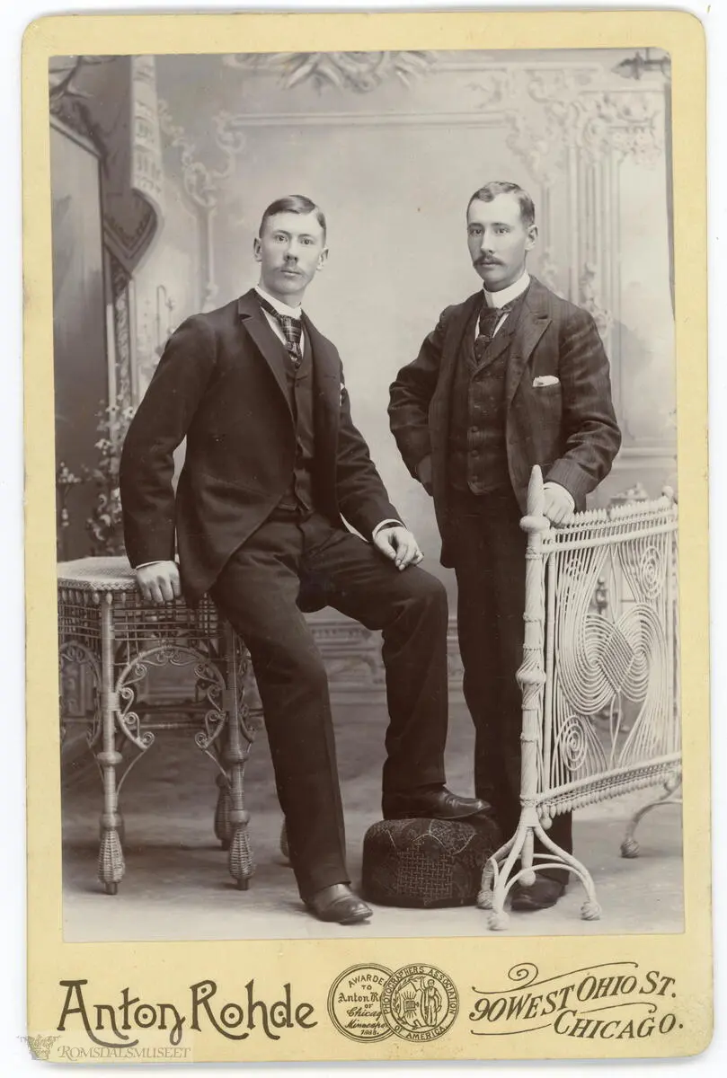 Tvillingene Sivert og Andreas Strande f.1870. Begge emigrerte til USA. Sønner av Ole A. Strande. Sivert var snekker som både lagde møbler og bygde hus. I Romsdals Budstikke finner man flere annonser på 1890-tallet fra Siverts virksomhet i Molde. Emigrerte til USA, kom tilbake og dro til USA igjen. Bosatte seg i Chicago.