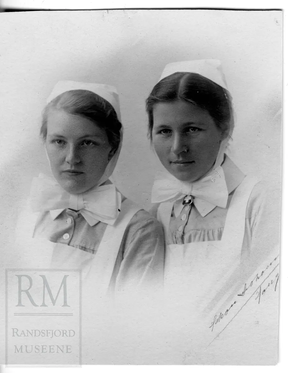 Brystbilde av to unge kvinner i sykepleieruniform.