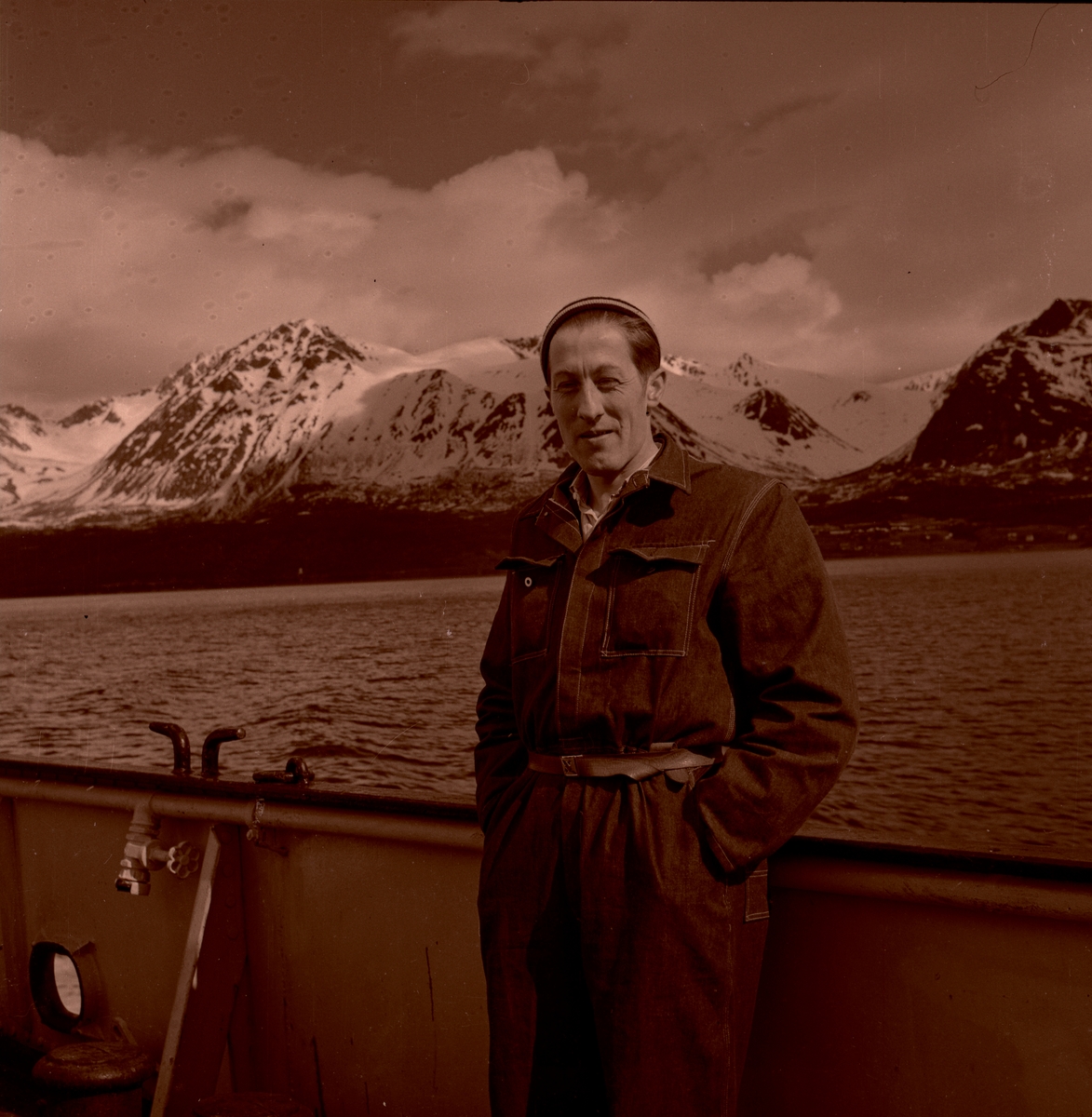 Mann på dekket til skipet Ingerfem på vei til det norske fastlandet.