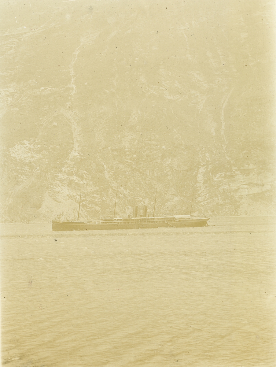 Turistskip på havet. Bildet kommer fra fotoalbum med gjenstandsnummer SVB 01366.