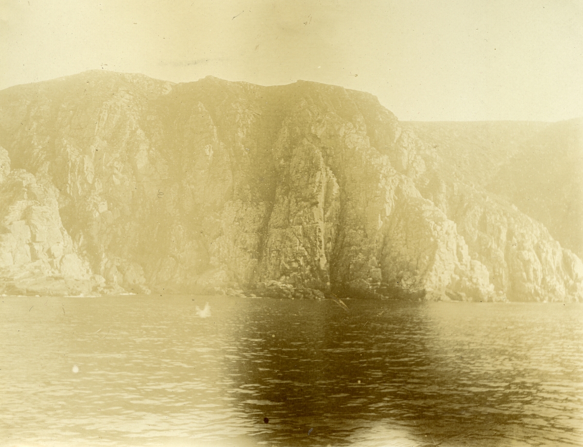 Nordkapp sett fra havet. Bildet kommer fra fotoalbum med gjenstandsnummer SVB 01366.