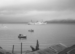 Turistbåt anløper Ny-Ålesund