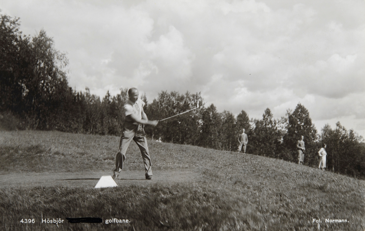 Postkort, Ringsaker, Furnes, Høsbjør Turisthotell, golfbanen anlagt i 1932, mann spiller golf.