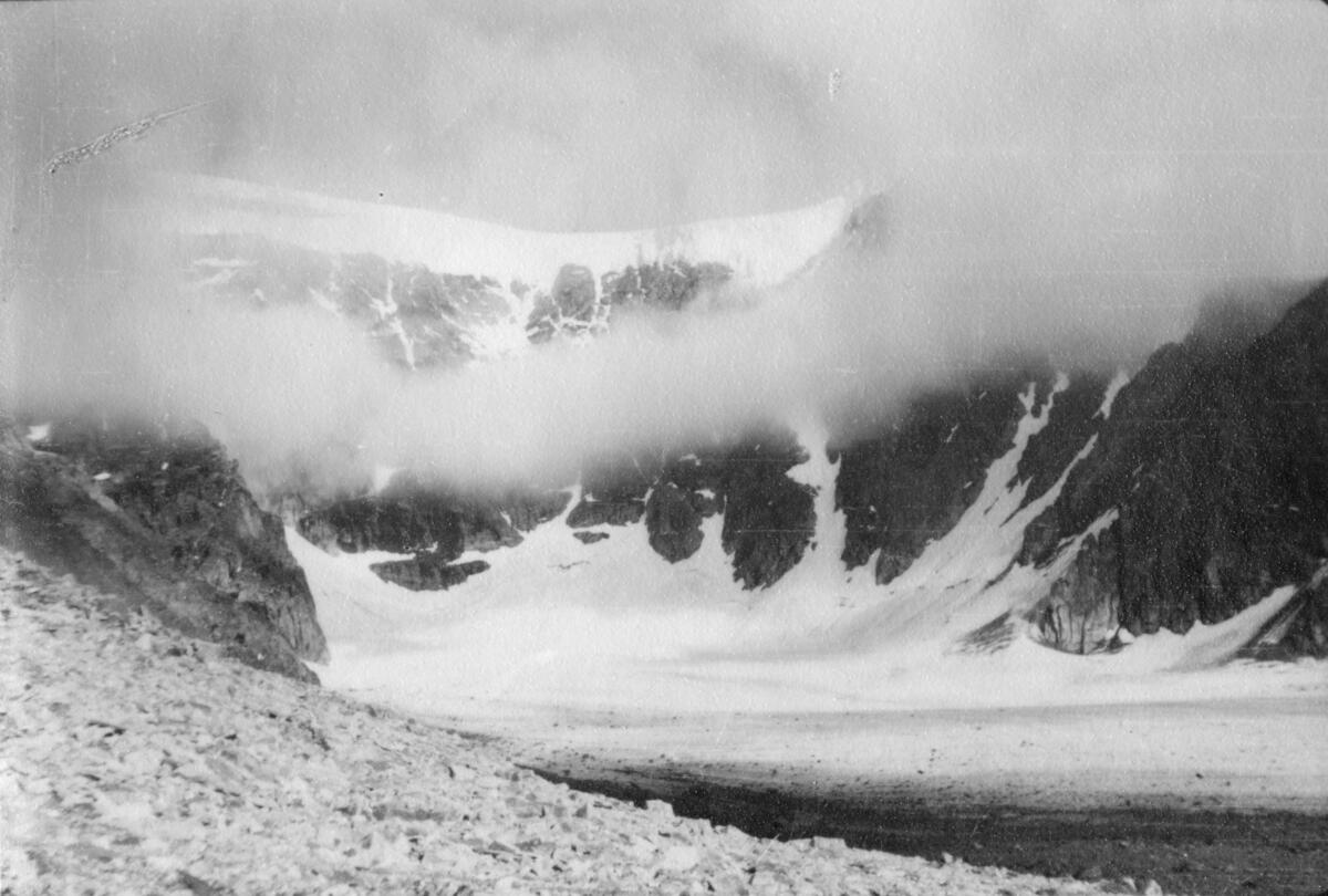 Stubendorffbreen. Bildet kommer fra The Cambridge Spitsbergen Expedition. Ekspedisjonen besto av seks menn, de fleste var geomorfologer, som dro fra England til Svalbard via Nordkapp og Bjørnøya om bord på Lyngen sommeren 1938. Målet deres var å kartlegge området rundt