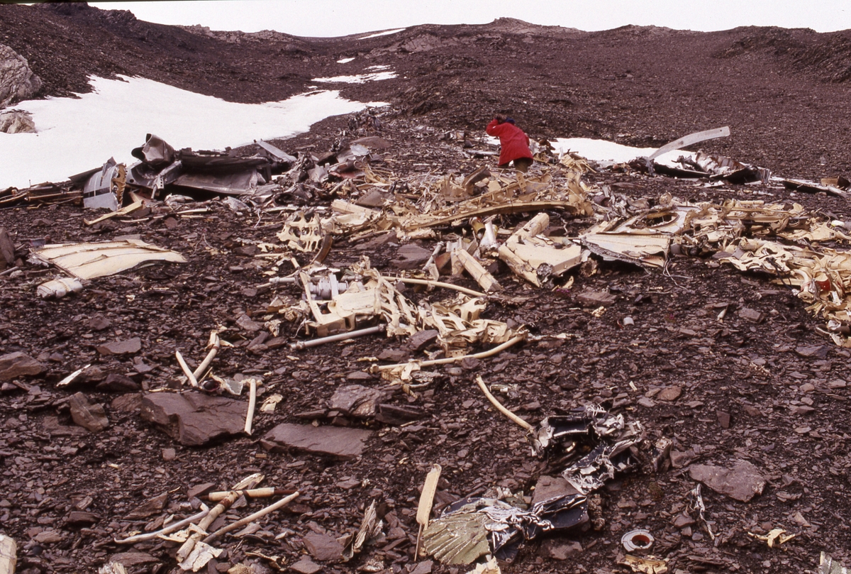 Rester etter fransk militært flyvrak. Flyet styrtet i Methuenfjellet på Prins Karls Forland 31. august 1967. Se for øvrig Svalbardboka 4, Mitra Forlag 1994, s. 178-197: Den hemmelige flyulykka