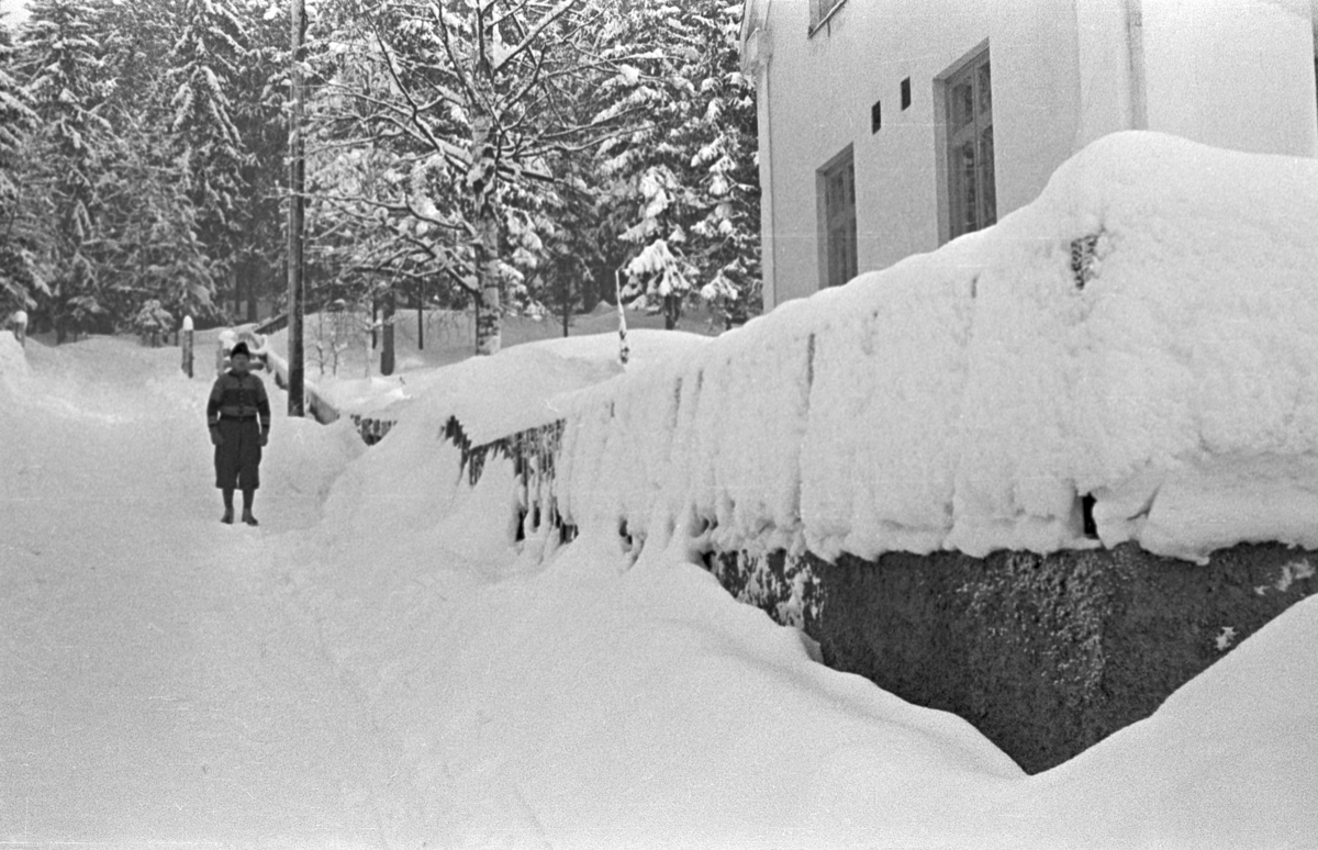 Vinter og mye snø i Lillehammer. Otto Nygren utenfor boligen i Søndre gate 17. 
