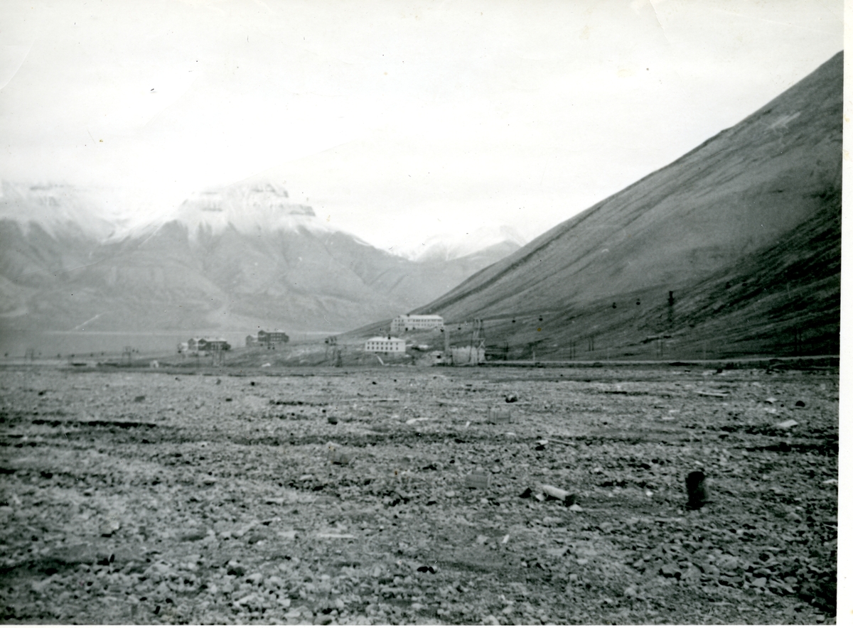 Bilde fra Longyearbyen etter krigen. Haugen med Funksjonærmessa og gamle sykehus.