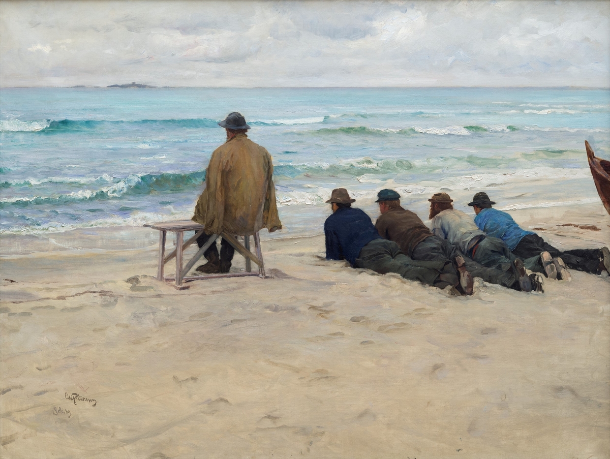 Grågul sandstrand. Fem menn stirrer ut over havet, en sitter på en benk. 