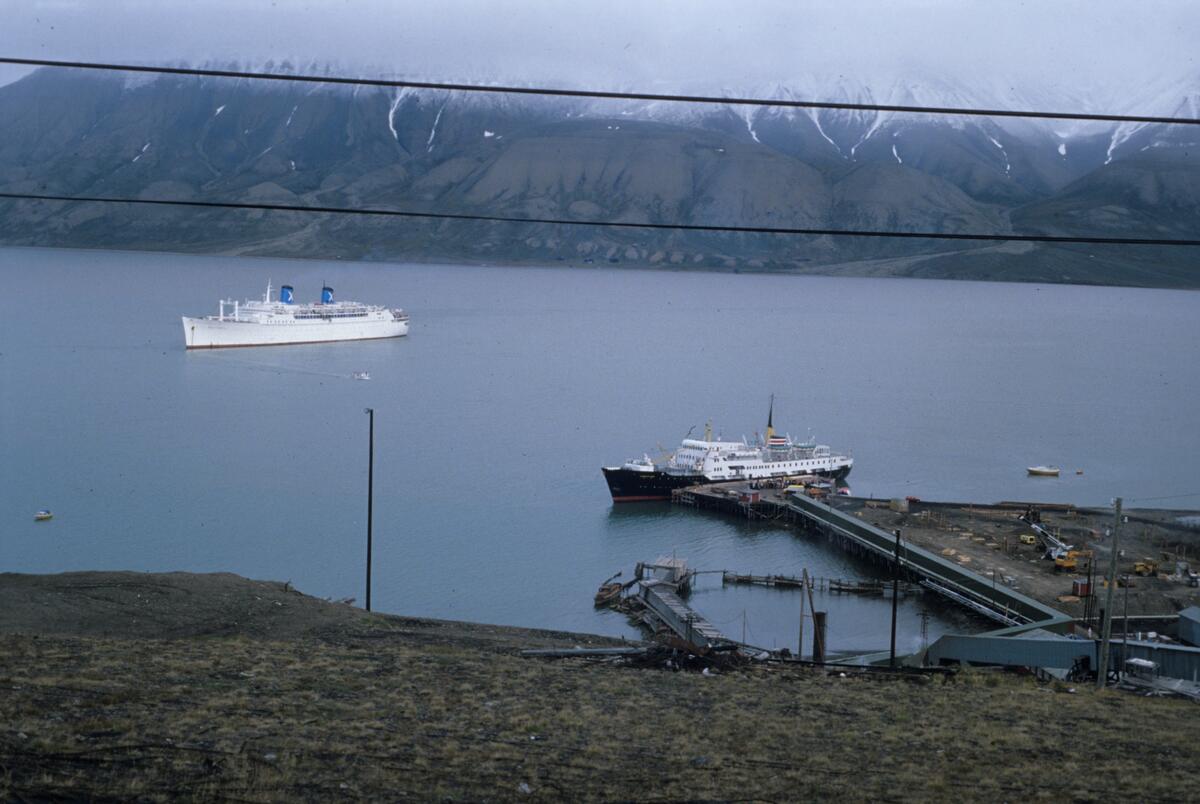 Skiper ved kaia i Longyearbyen. Originalen returnert til giveren.