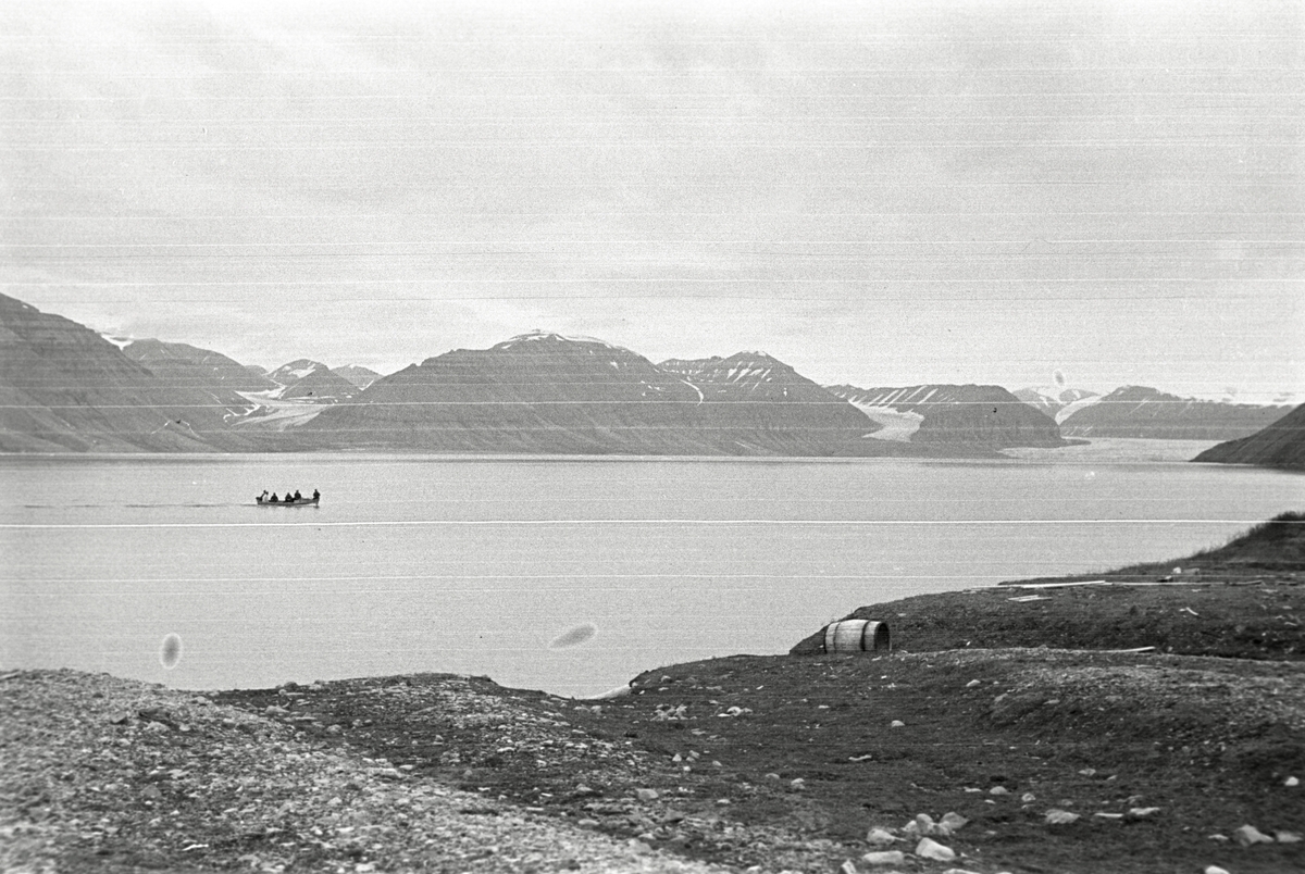 Bildet fra en botanisk tur til Svalbard. Turen foregikk Sven-Erik Sandermann Olsen sammen med Carl-Erik Reenberg, begge farmaceuter med passion for botanik.