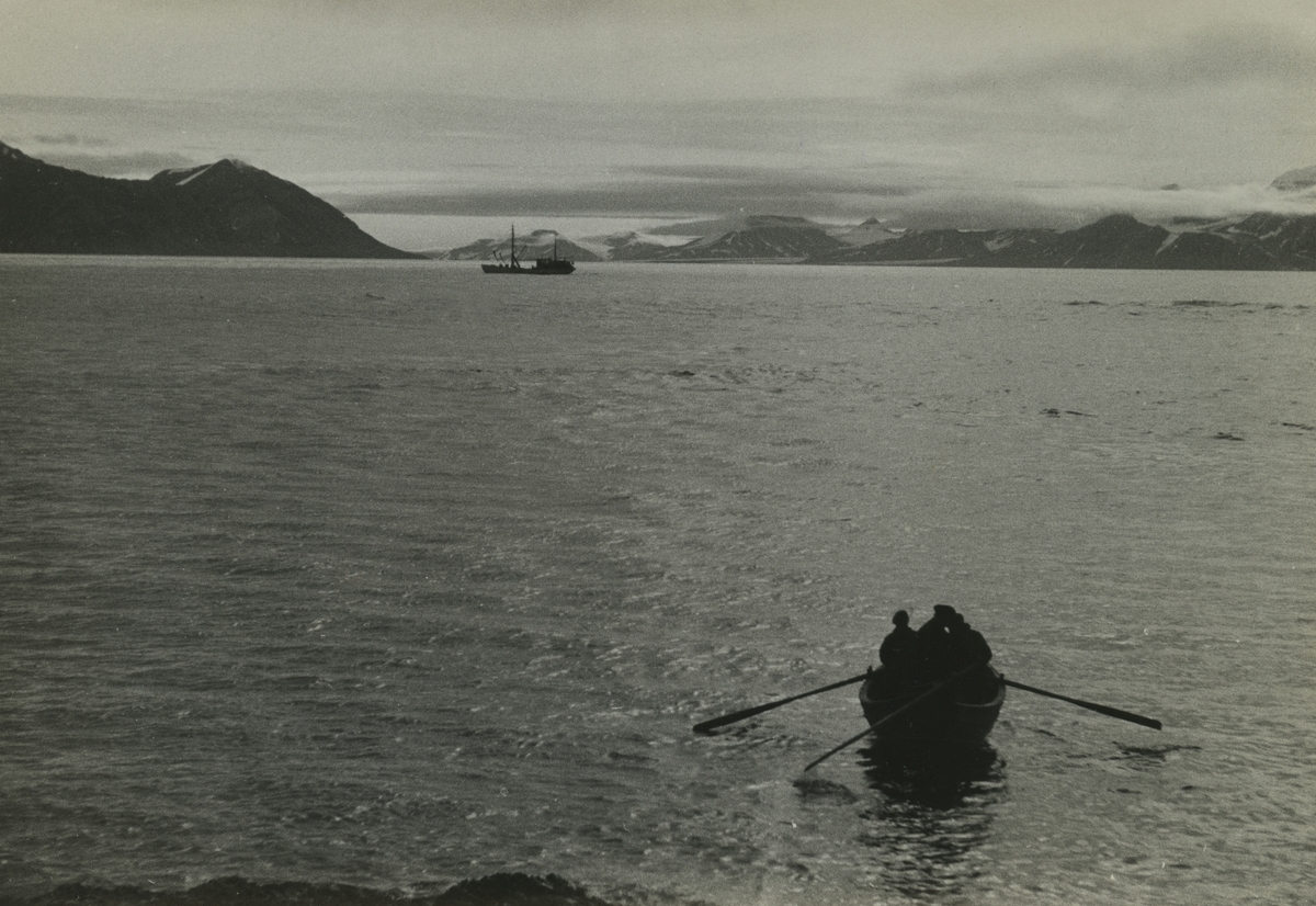 Menn i båt. Bildet kommer fra Øystein F. Klingenbergs samling. Han var ingeniør tilkalt til Svalbard til å ordne noe med radar og kullbåtene.