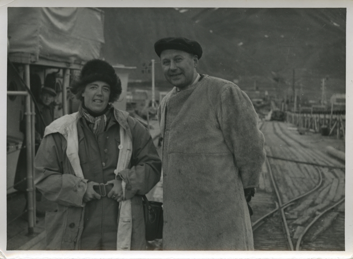 Kvinne og mann ved jernbane. Bildet kommer fra Øystein F. Klingenbergs samling. Han var ingeniør tilkalt til Svalbard til å ordne noe med radar og kullbåtene.