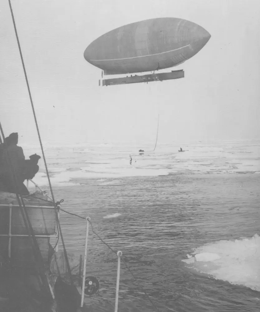 Bildet fra Theodor Lerners ekspedisjon. Han var en tysk journalist og polarfarer. Foretok mange reiser til Svalbard og Bjørnøya i årene fra 1896. Overvintret på Bohemanneset i Isfjorden sammen med Hjalmar Johansen (1907–08). Lerner er særlig kjent for sine anneksjoner av land på Bjørnøya 1898–99. Kjent under tilnavnet Tåkefyrsten. Bildet kommer fra Historisches Museum i Frankfurt am Mein.