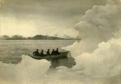 Postkort av fem menn i båt ved  Kongsfjordbreen ved  Ny- Åle