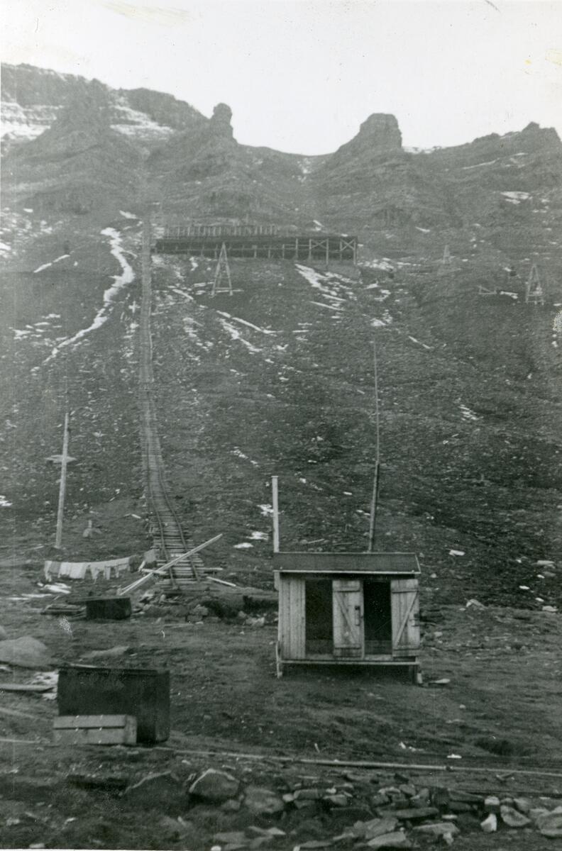 Fjellheis og uteanlegg til Gruve 1 a i 1940/41. Bildet er fra Jens A. Bay sin bildesamling. Han overvintret på Svalbard i 1940/41.
