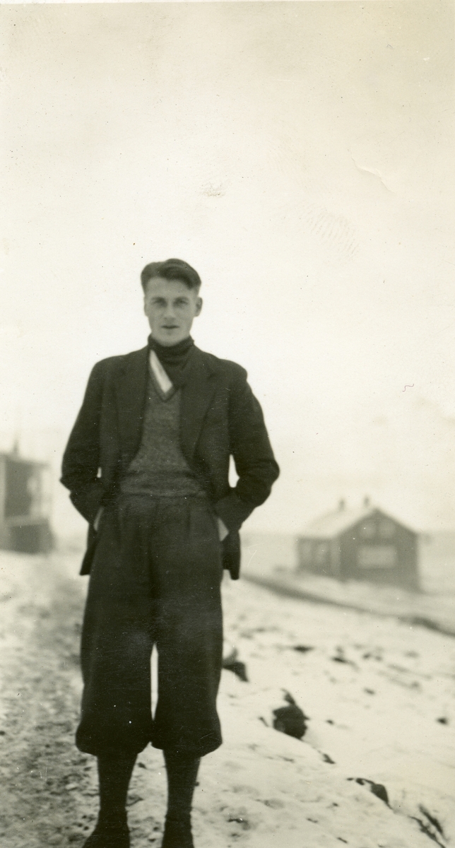 Bilde fra album etter Emanuel Fredrik Hagbarth Winge, f. 01.10.1904, d. 1956. Han var tannlege i Longyearbyen somrene 1935 og 36. Hans bror Sverre Winge var lege i samme tidsrom, men han overvintret. Originalene er returnert til  eier.