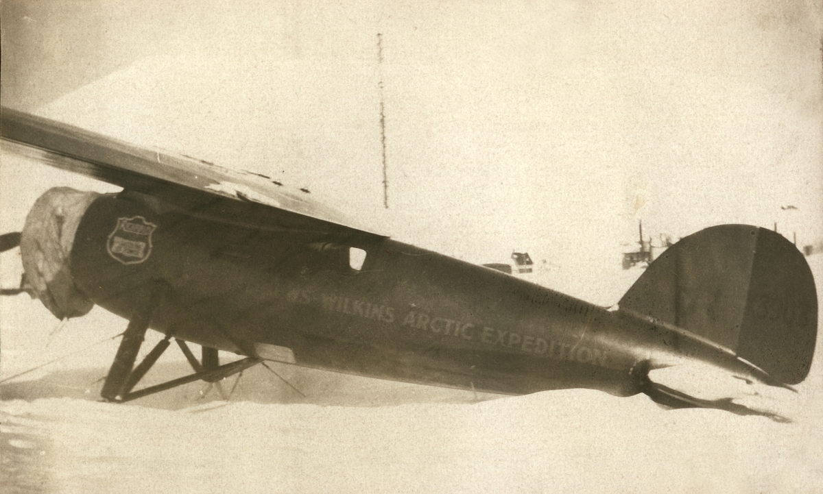 This is the Lockheed Vega of Wilkins' 3rd expedition after an emergency landing Bilder tatt av Walter Göpfer under opphold på og reise til Svalbard i perioden 1926-1933.Bildene er gitt til museet av barnebarnet Helmut Rasch.