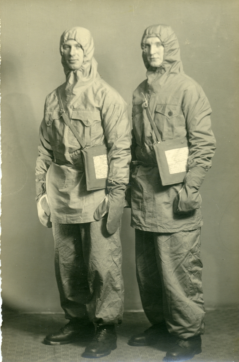 Bilder etter Thorleif Bjertnes som overvintret på Nordaustlandet i 1933-34. Hans dagbøker fra oppholdet er gitt ut av datteren Lee Carmody(LindaCatherine Scott) hos Svalbard Museum