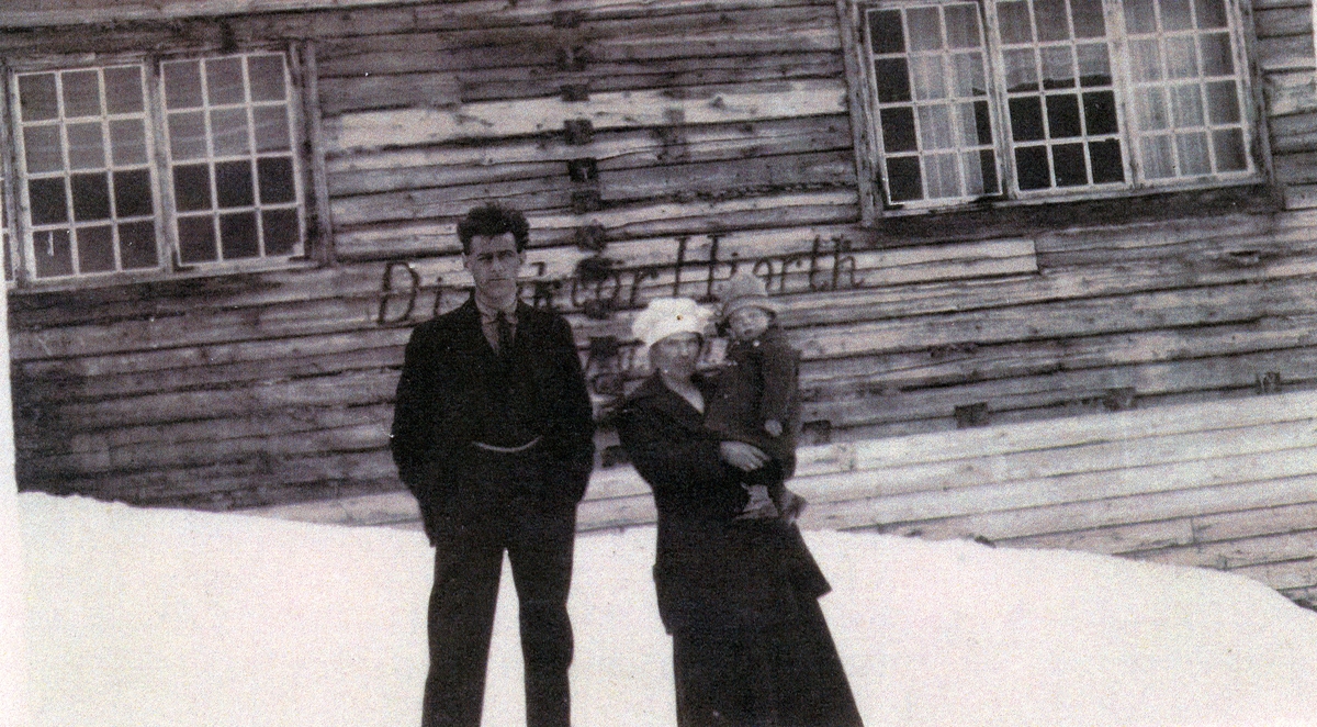 Bilder fra Hiorthhamn 1921-22. Knut I Vinje (1885-1964) var taubaneformann. Inger K Vinje(død 1981), sønnen Gunnar Vinje , født i 1921, død i 1922 av difteri. Bildene var innlånt fra Kjartan Vinje, Voss i 2014,  men ble ikke skannet