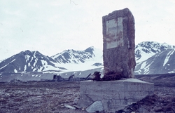 Bauta etter Roald Amundsens ekspedisjon.