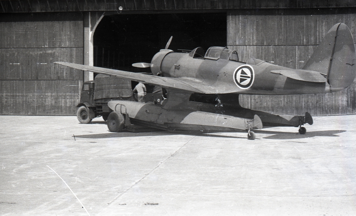 Northrop N-3PB F.22 utenfor en av hangarene på Kjevik flyplass. Flyet ble i tiden 1945 – 1956 brukt til undervisningen ved Luftforsvarets Tekniske Skole.