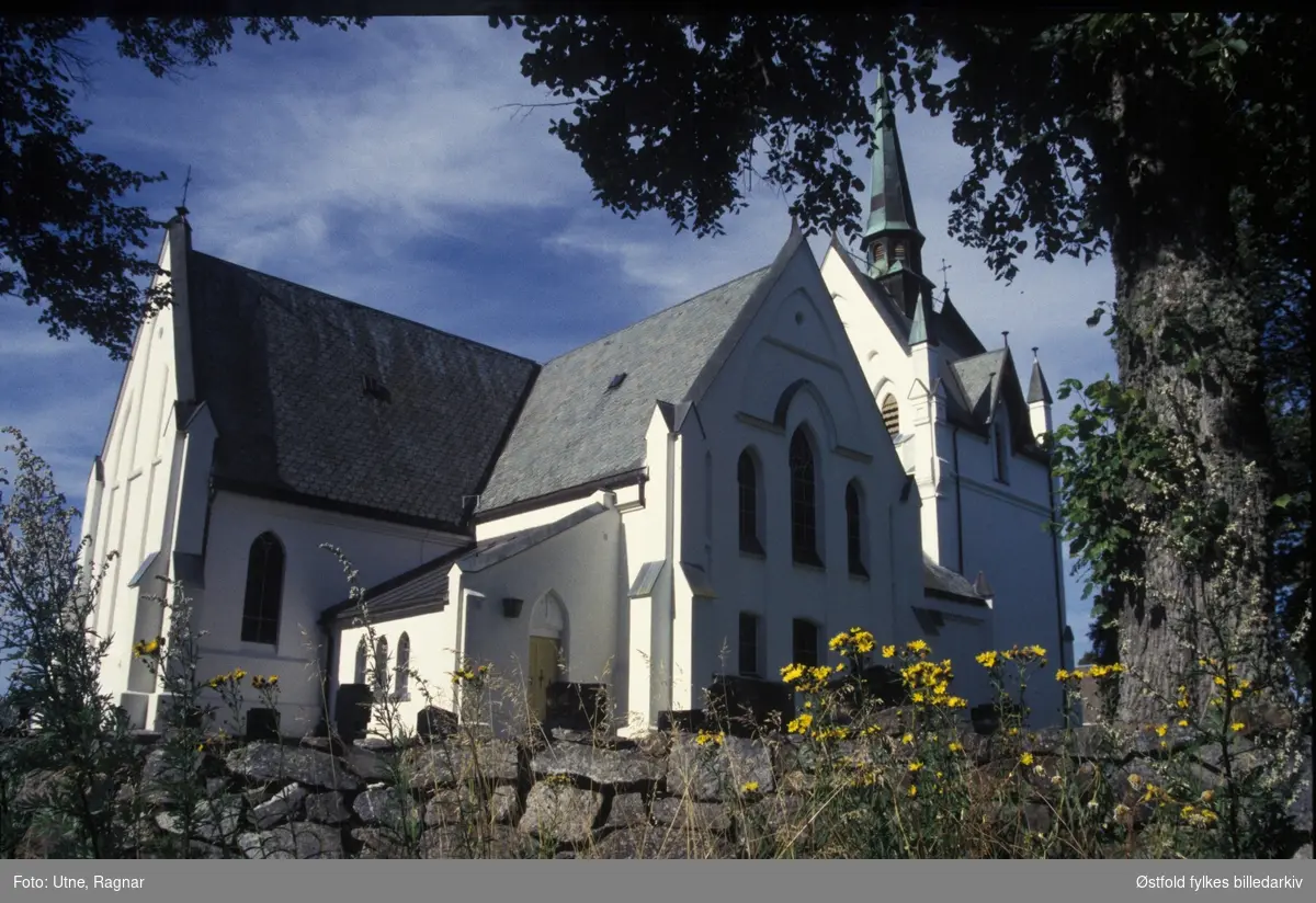 Eidsberg kirke 2005. Gotisk korskirke i stein som i middelalderen ble viet til Olav den Hellige. Men kirkens utseende  bærer i dag preg av en utbygging i 1880-81.
Også kalt Østfold-domen.