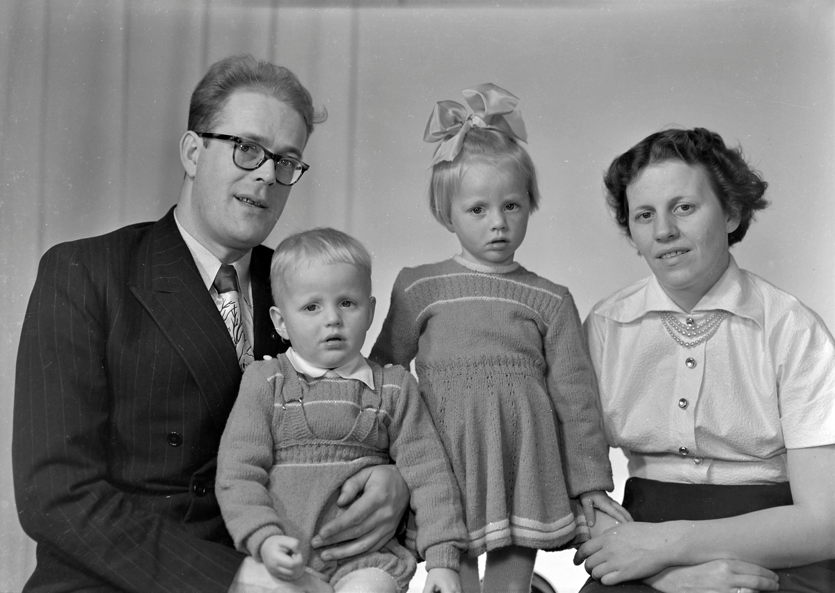 Bjarne og Hjørdis Bonsaksen med barn