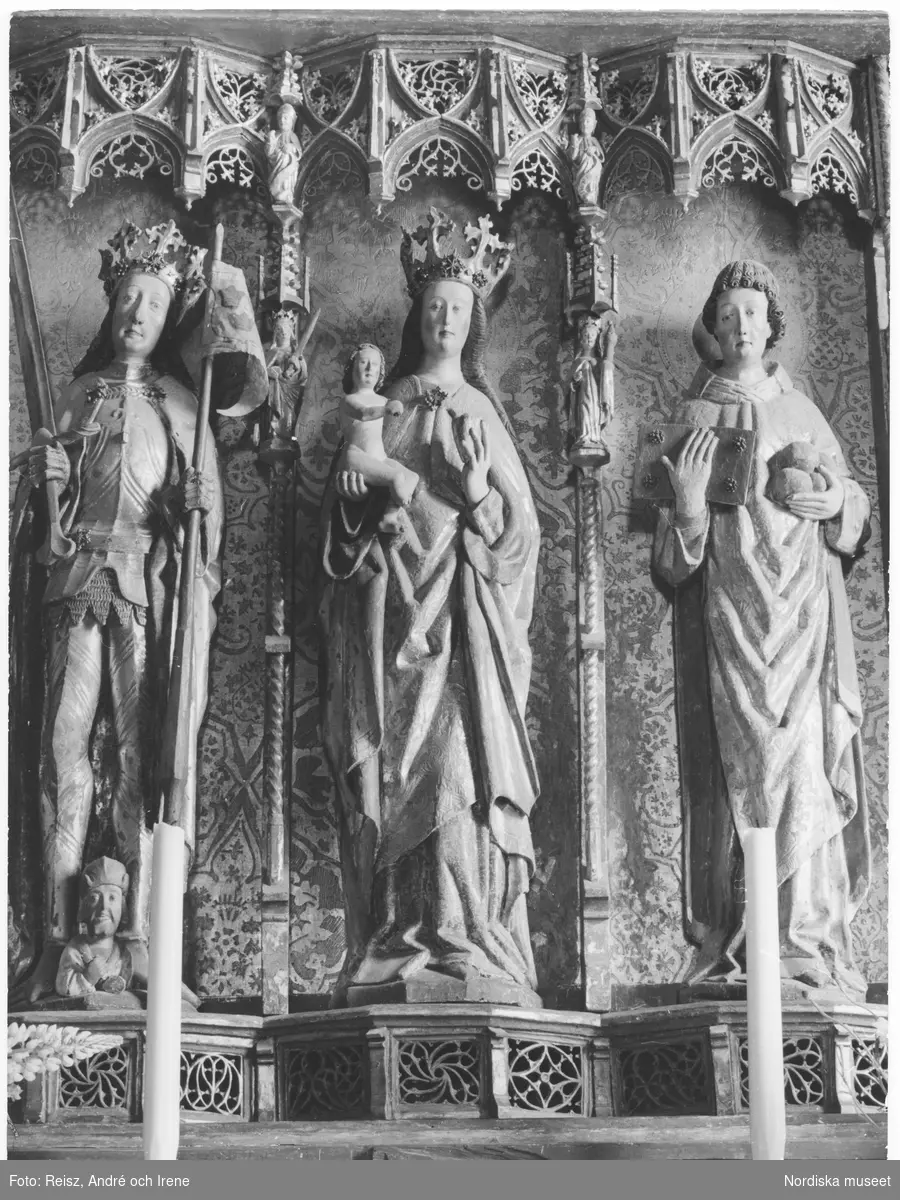 Uppland. Skulptur avbildande Jungfru Maria med Jesusbarnet, detalj av altarskåp i Knivsta gamla kyrka Sankta Stefan från omkring år 1300.