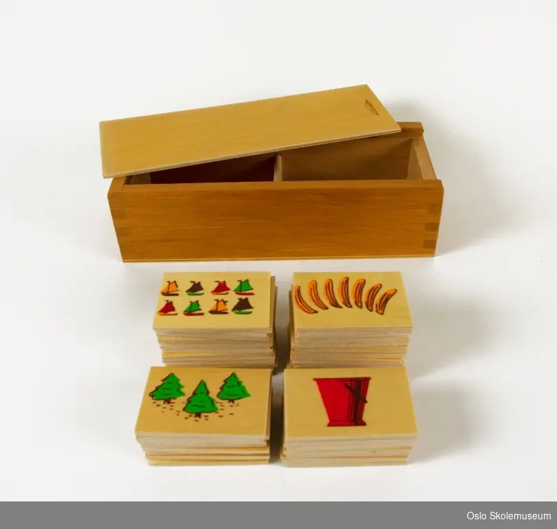 Mattespill i tre bestående av en boks med skyvelokk. I boksen er det to rom med 49 rektangulære brikker som hver har en illustrasjon på den ene siden.