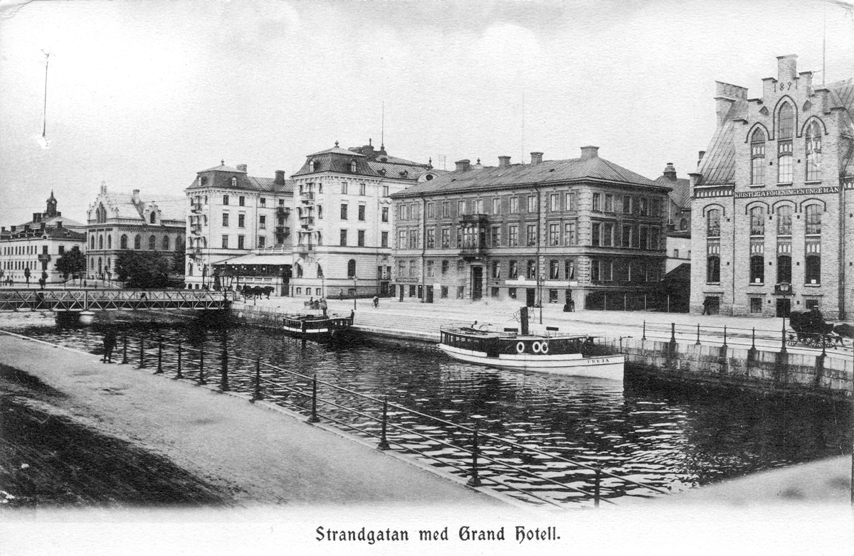 Strandgatan med Grand Hotell. Gavleån. Sjömanskyrkan. Centralbron.