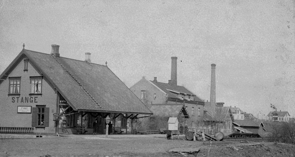 Postkort, Stange stasjon, det var utspring på taket over perrongen fram til ombygging i 1910 - 1911, stasjonen fra 1880, Stange meieripipe i bakgrunnen,