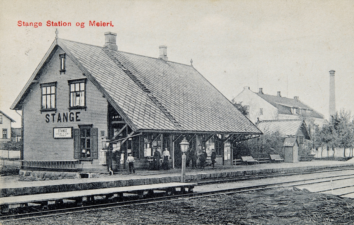 Postkort, Stange stasjon, det var utspring på taket over perrongen fram til ombygging i 1910 - 1911, stasjonen fra 1880, Stange meieripipe i bakgrunnen,