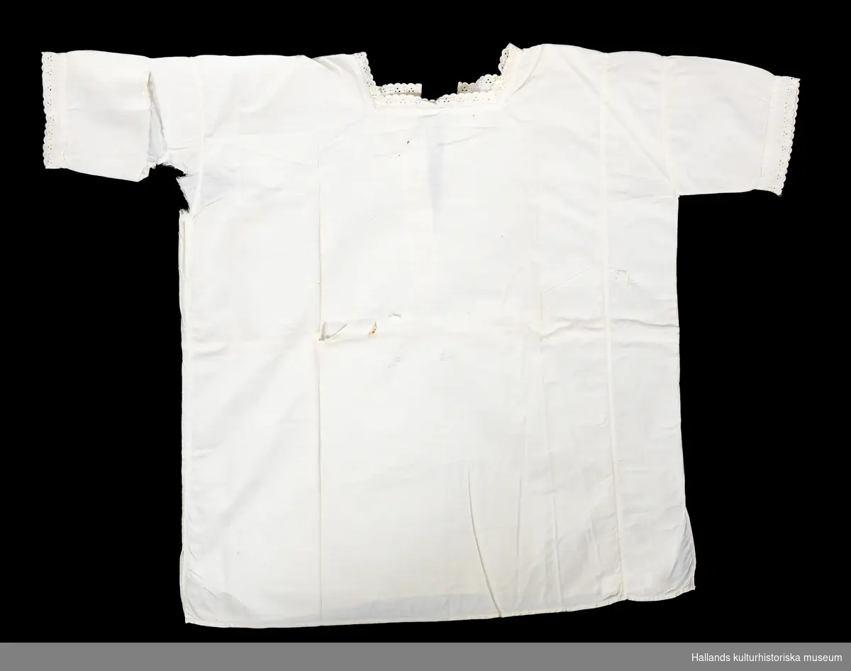 Skjorta för barn, tygklädda metallknappar, vit med brodyr.