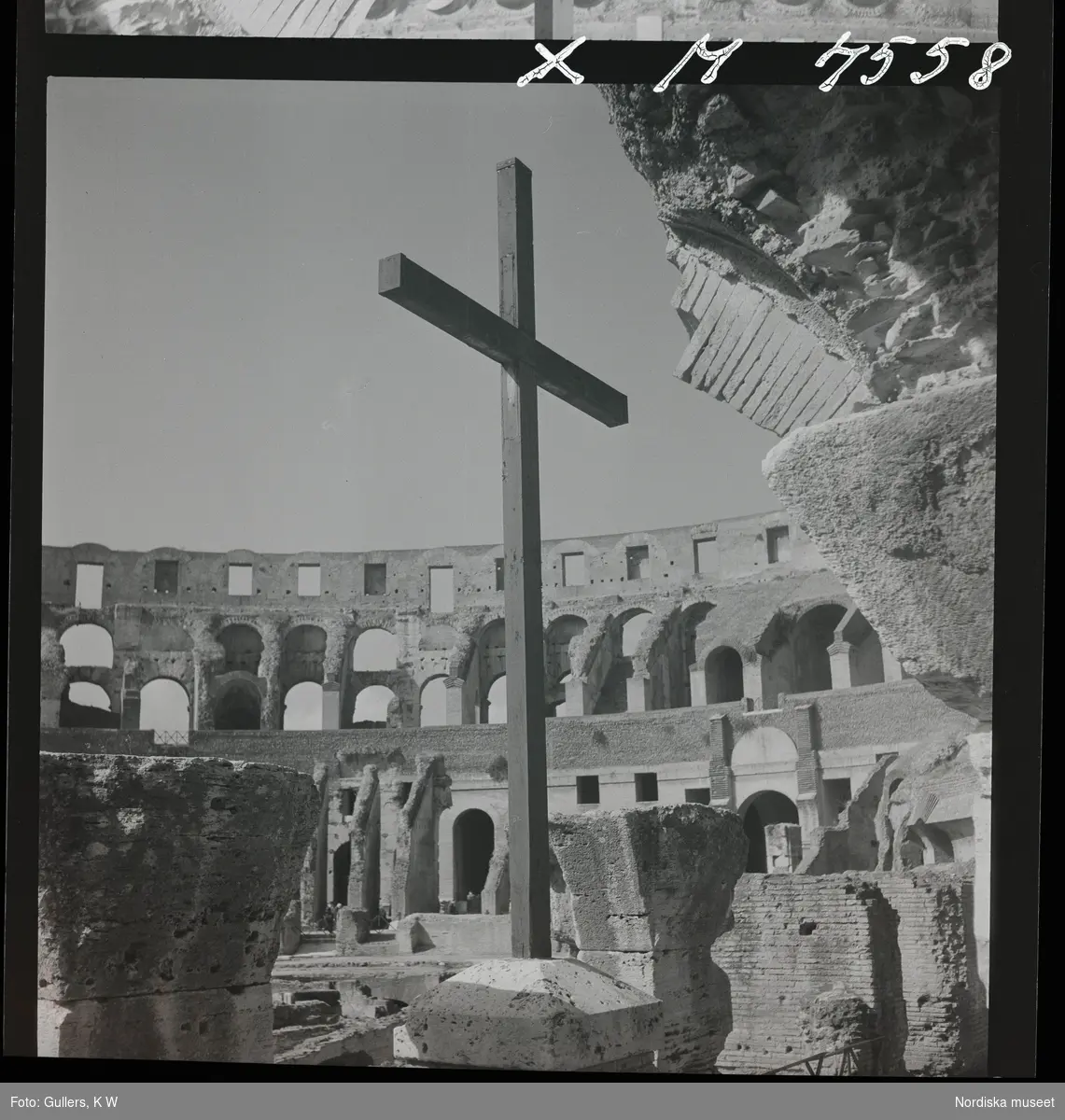 1717/A Rom. Ett kors i Colosseum.