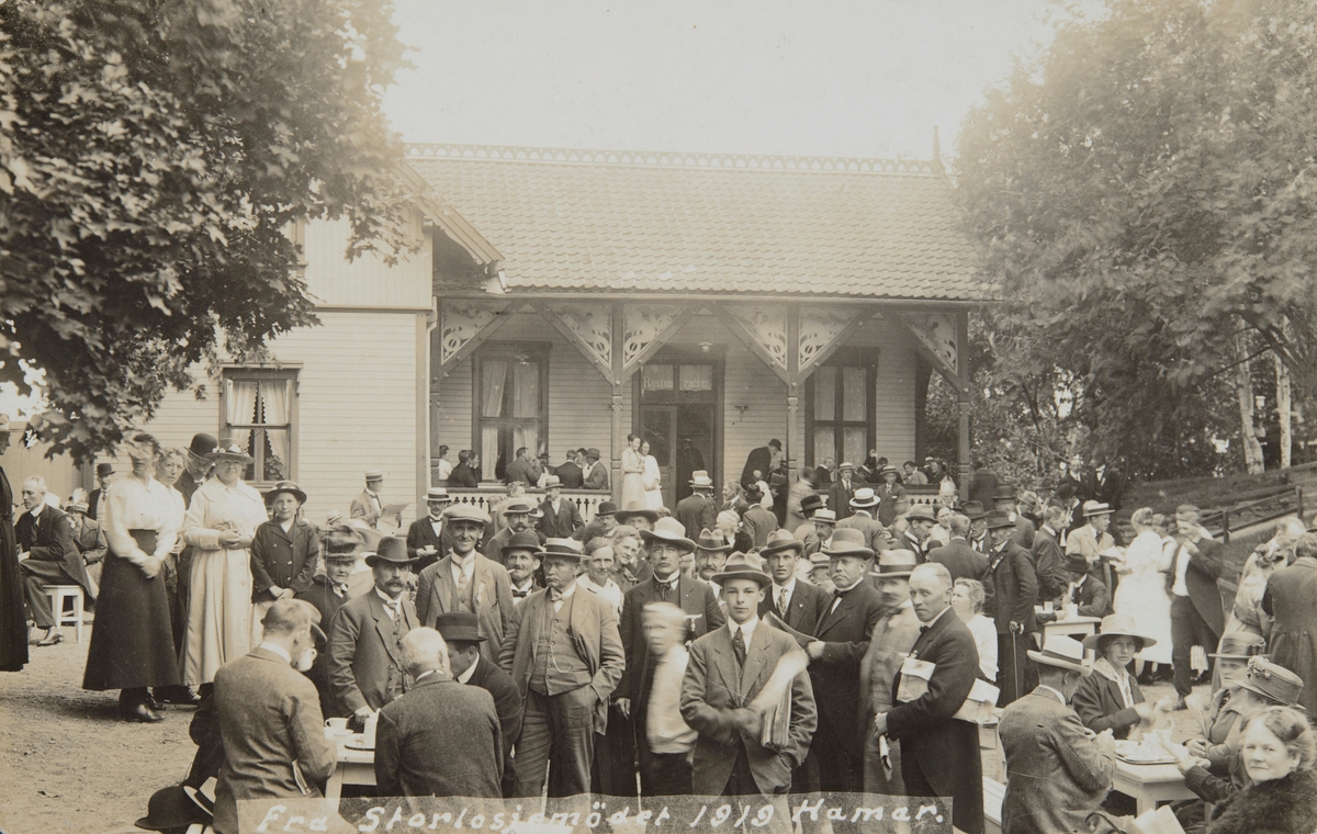 Postkort, Hamar park, storlosjemøte i 1919, stor folkemengde foran restauranten,